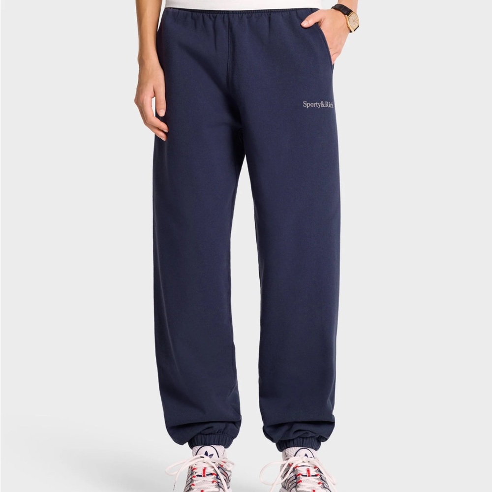 Sporty & Rich Cotton Serif Logo Pant in Navy/White